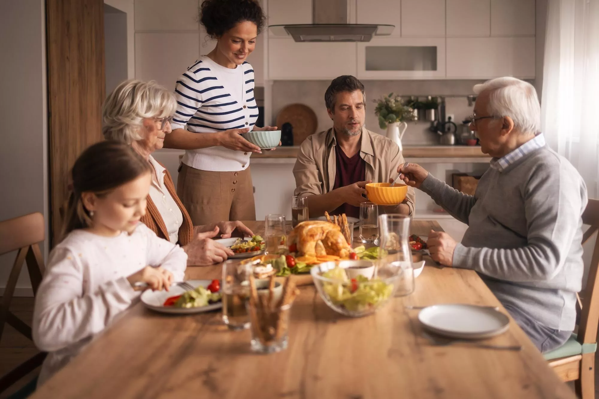 Foto van een familie aan de eettafel